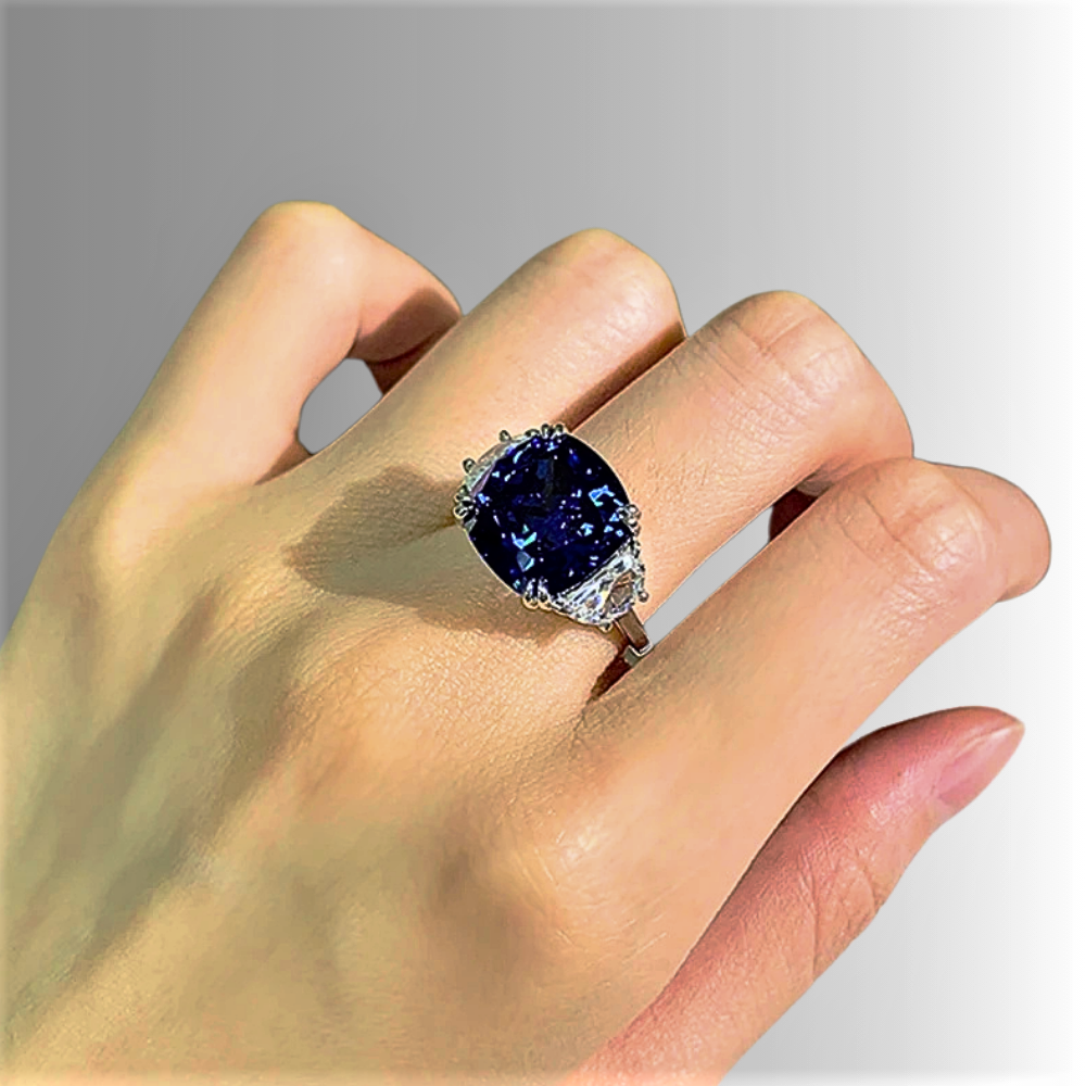 Anello Regalità Scolpita – Zaffiro Royal Blue da ct 10,00 e Diamanti Lab Grown Taglio Trapezio modificato