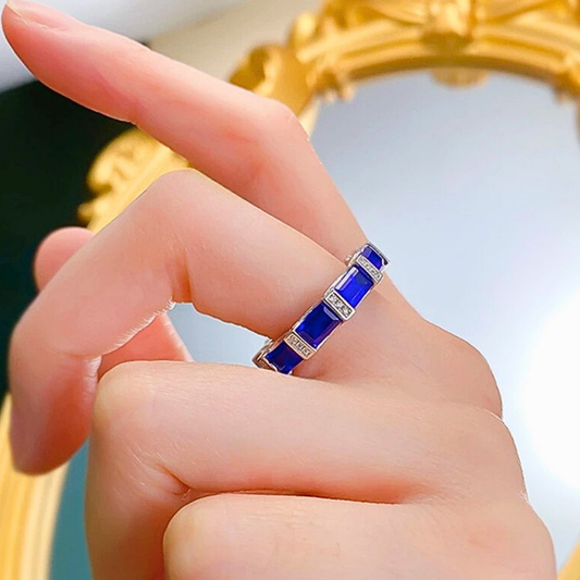 Fedina con Zaffiri Taglio Smeraldo e Brillanti ad Alto Contenuto di Carbonio