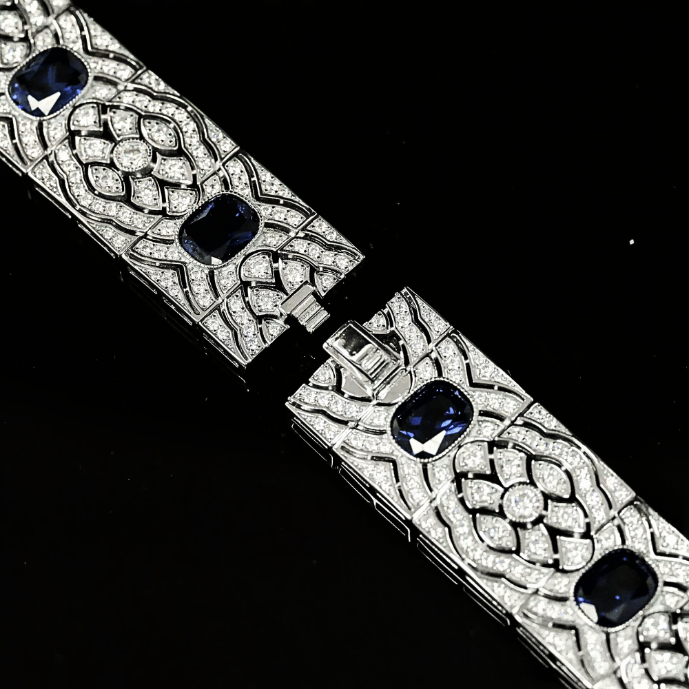 Bracciale a Fascia con Zaffiri Lab Grown Taglio Cuscino e Brillanti Sintetici ad Alto Contenuto di Carbonio