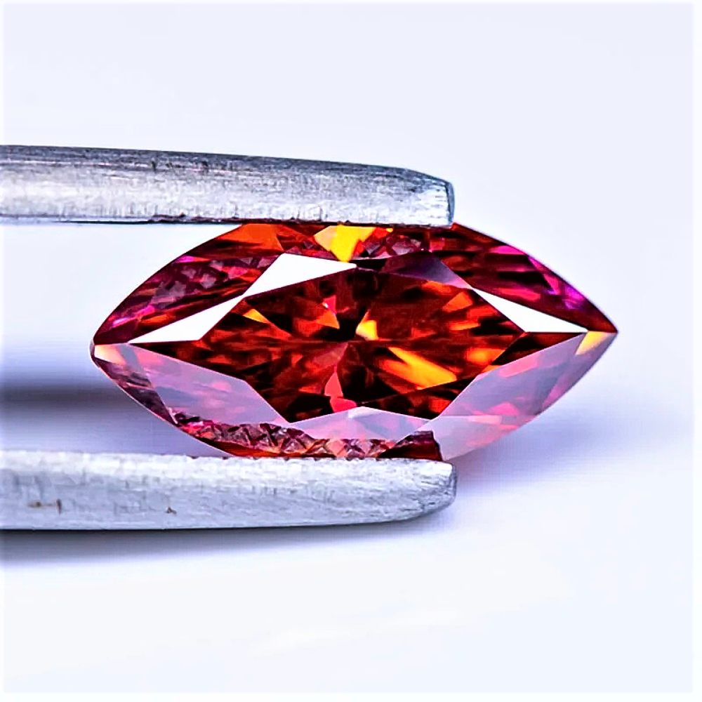 Moissanite Rossa con sfumature Gialle Taglio Marquise Certificata