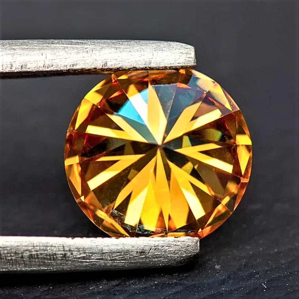 Moissanite Arancio Taglio Brillante Certificata