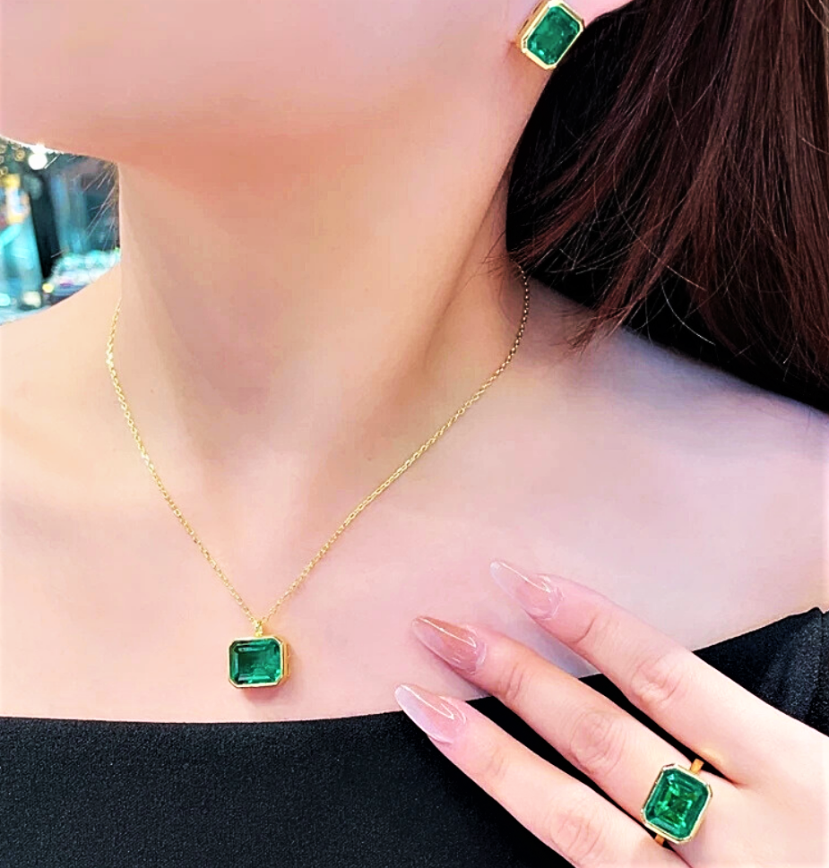 Parure Anello, orecchini e collana con Smeraldi Coltivati