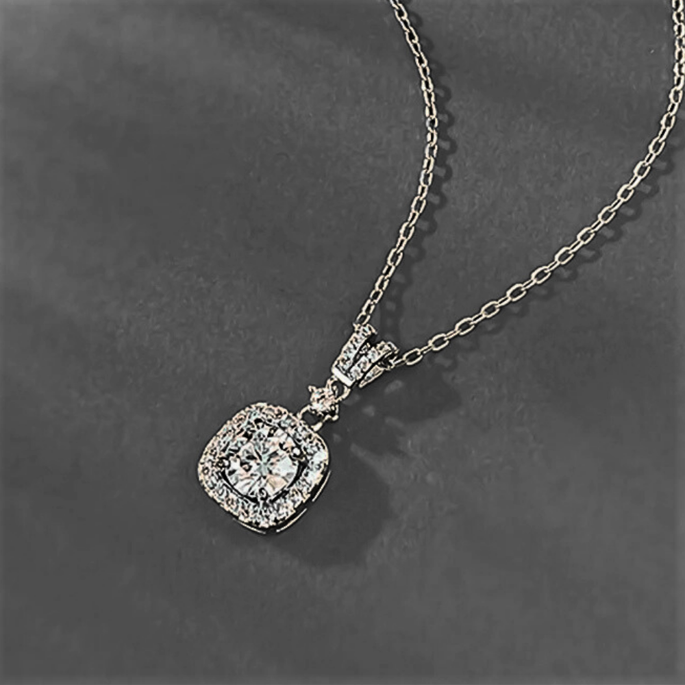 Collana con Brillanti sintetici ad Alto contenuto di Carbonio