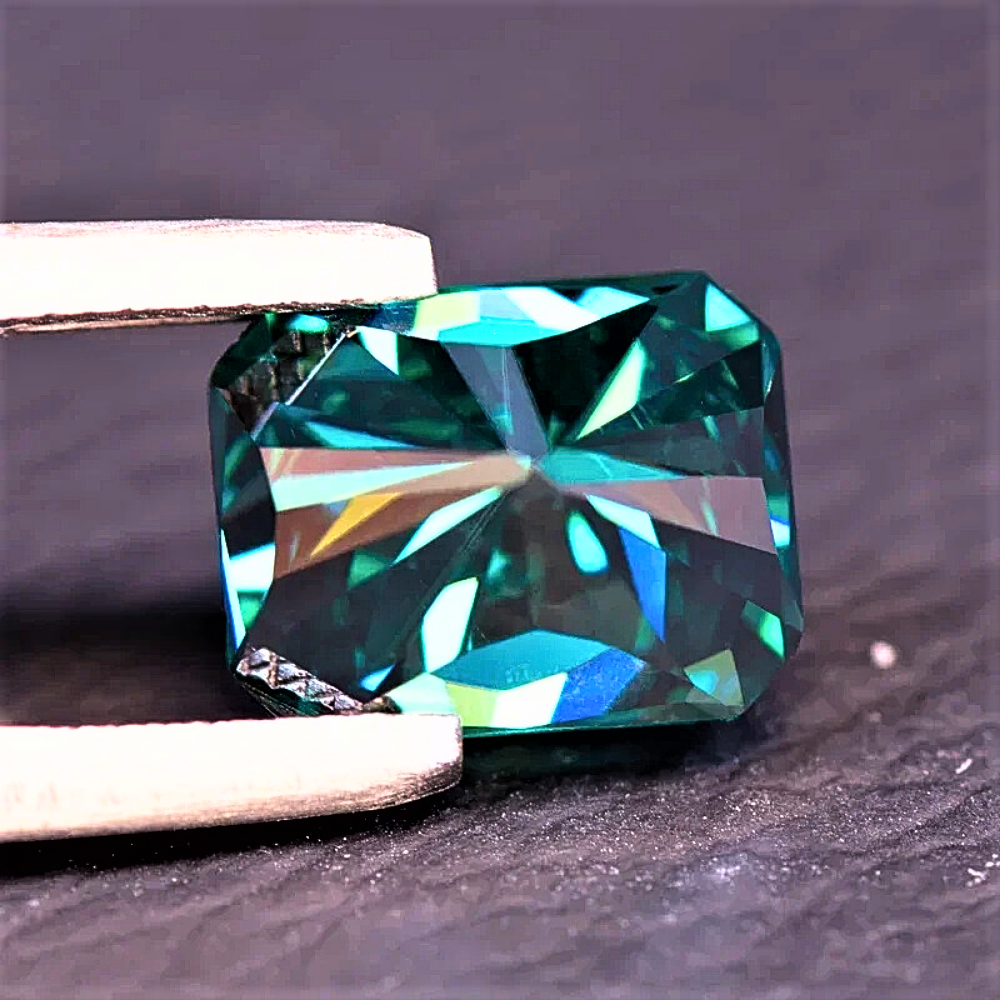 Moissanite Verde Smeraldo Taglio Radiant Certificata