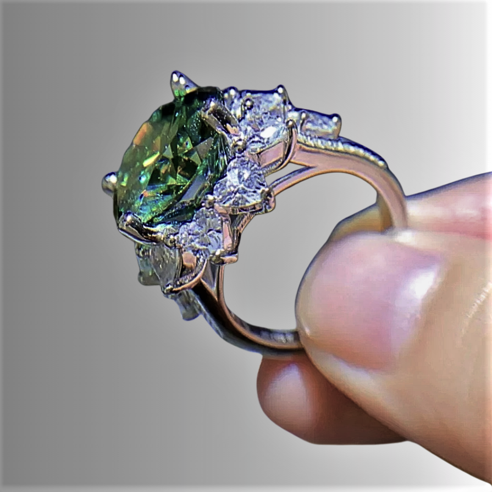 Anello "Regina di Cuori" con Moissanite Verde Smeraldo – Eleganza Intensa da 3 o 10 Carati