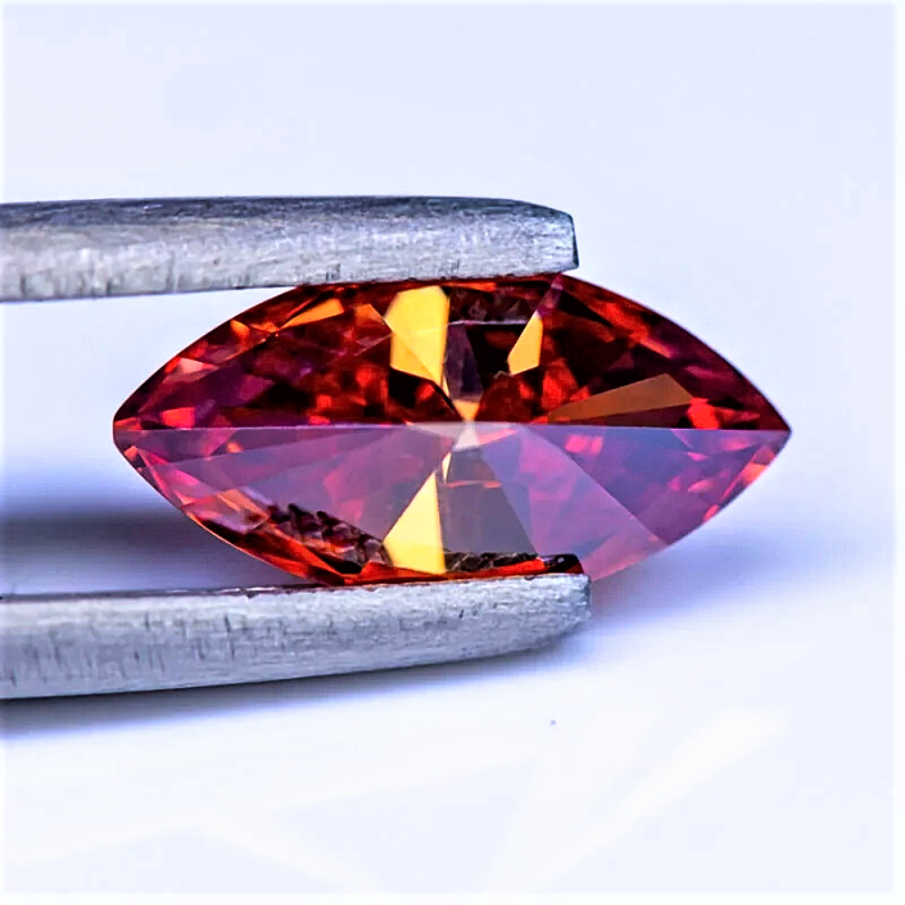 Moissanite Rossa con sfumature Gialle Taglio Marquise