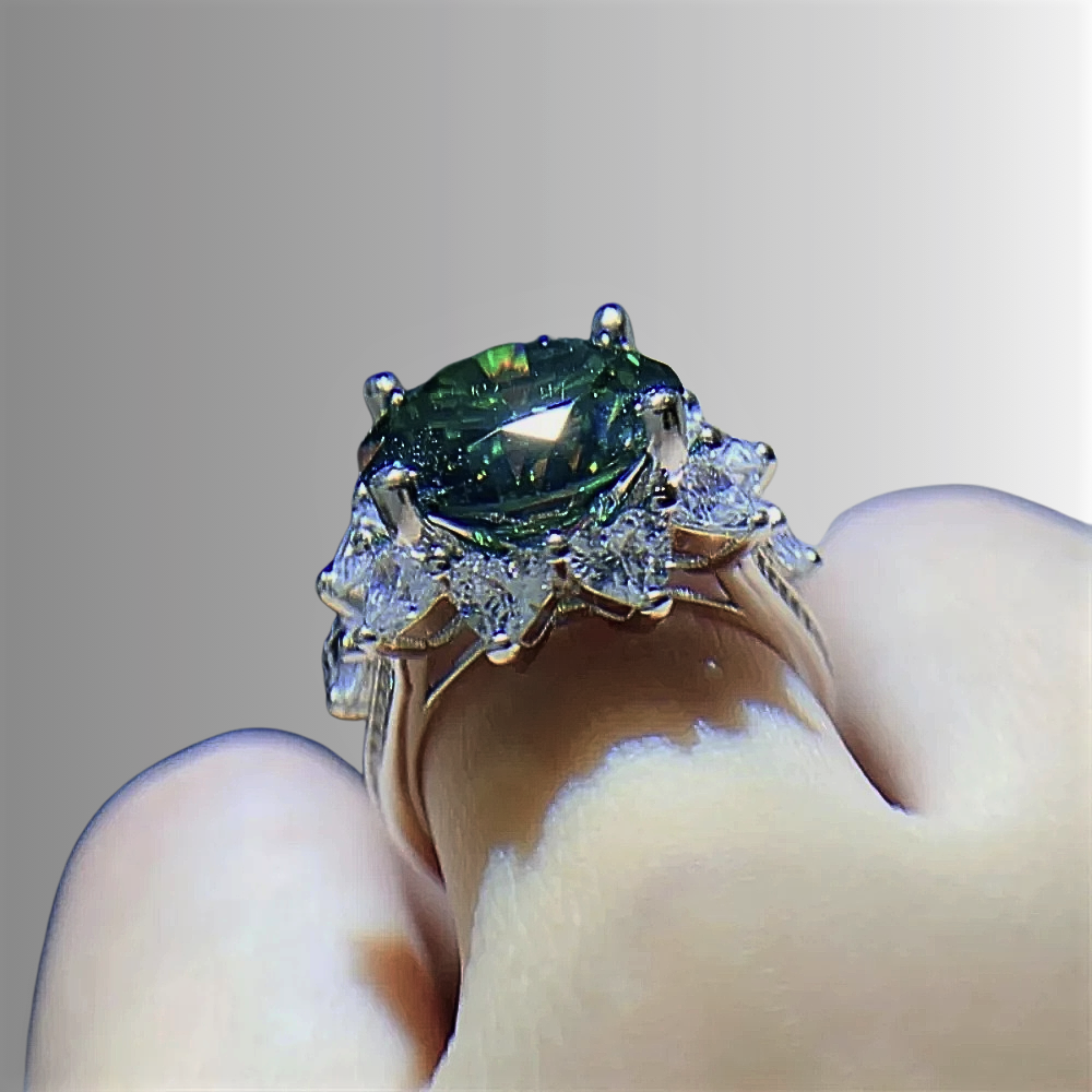 Anello "Regina di Cuori" con Moissanite Verde Smeraldo – Eleganza Intensa da 3 o 10 Carati