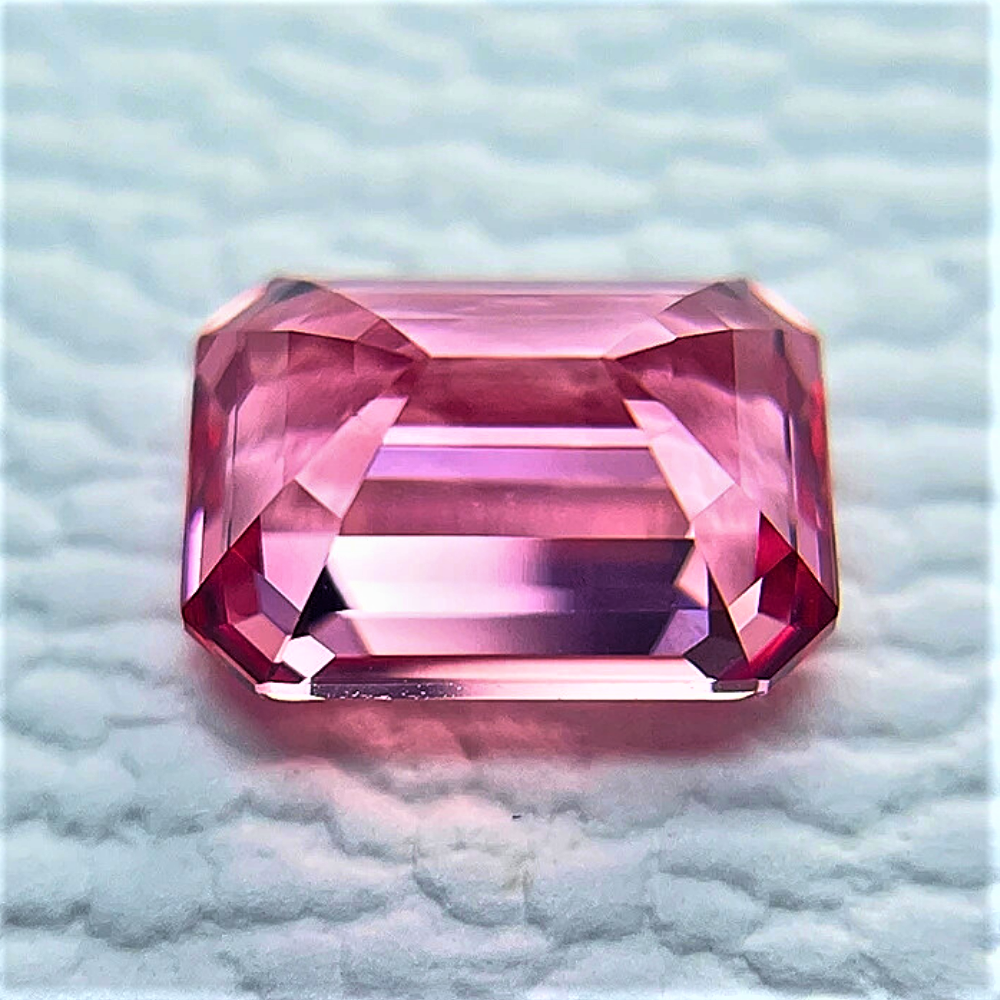 Zaffiro Padparadscha Lab Grown Taglio Smeraldo Certificato