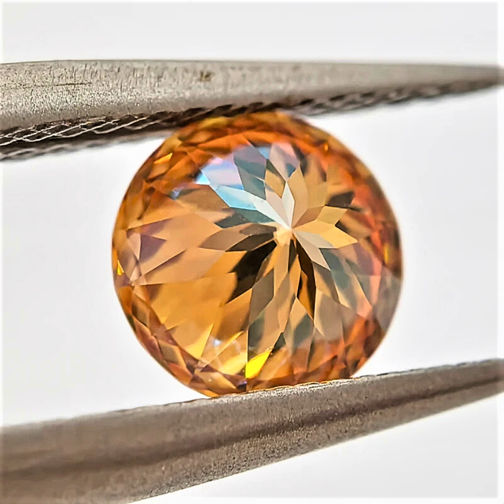 Moissanite Arancio Taglio Brillante con 100 faccette Certificata