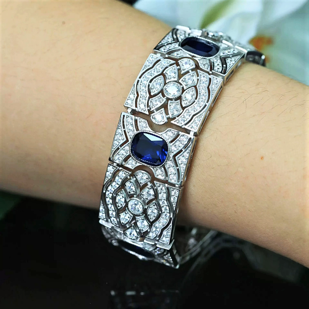 Bracciale a Fascia con Zaffiri Lab Grown Taglio Cuscino e Brillanti Sintetici ad Alto Contenuto di Carbonio