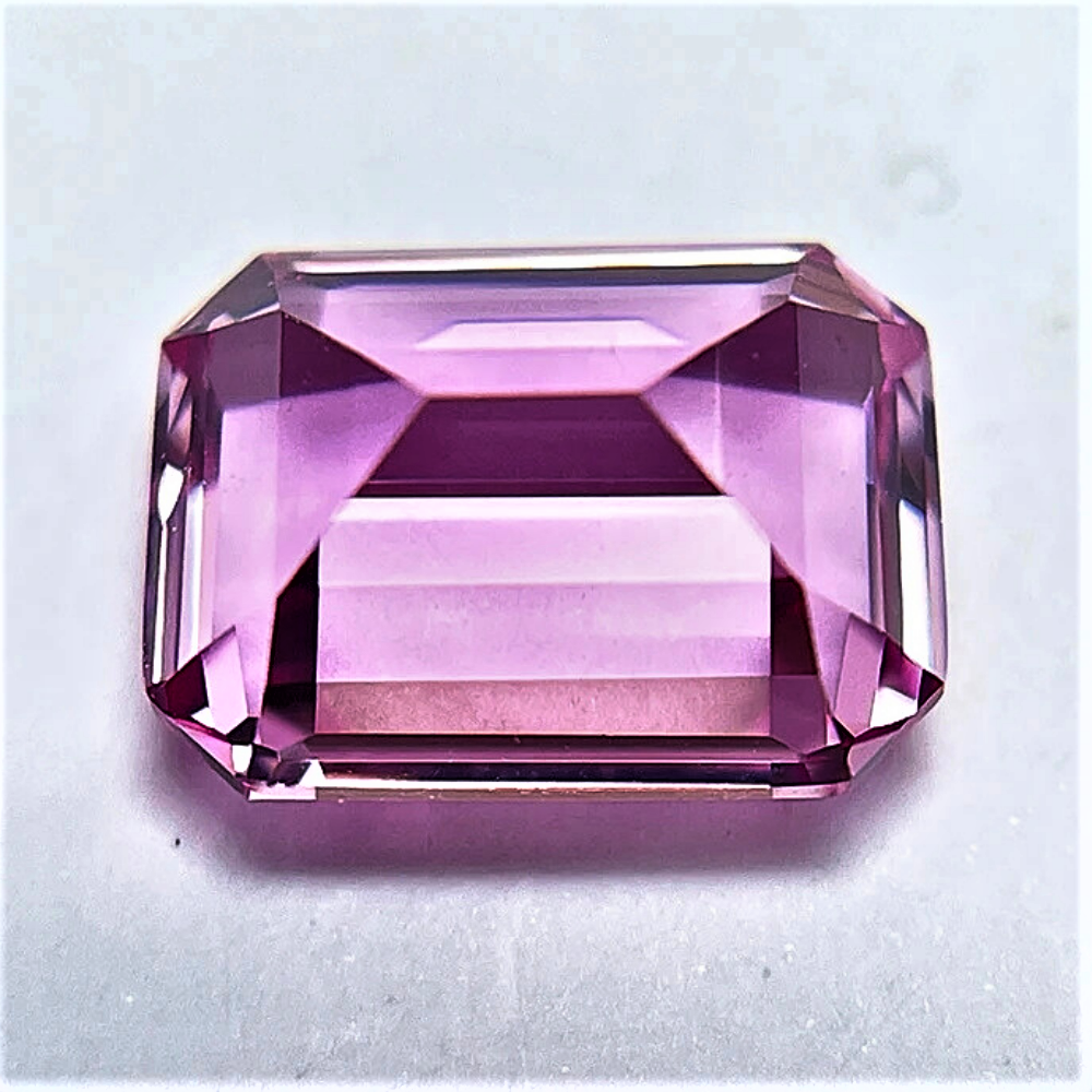 Zaffiro Rosa Intenso Lab Grown Taglio Smeraldo Certificato