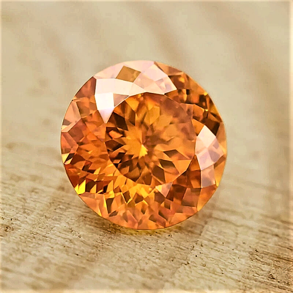 Moissanite Arancio Taglio Brillante con 100 faccette Certificata