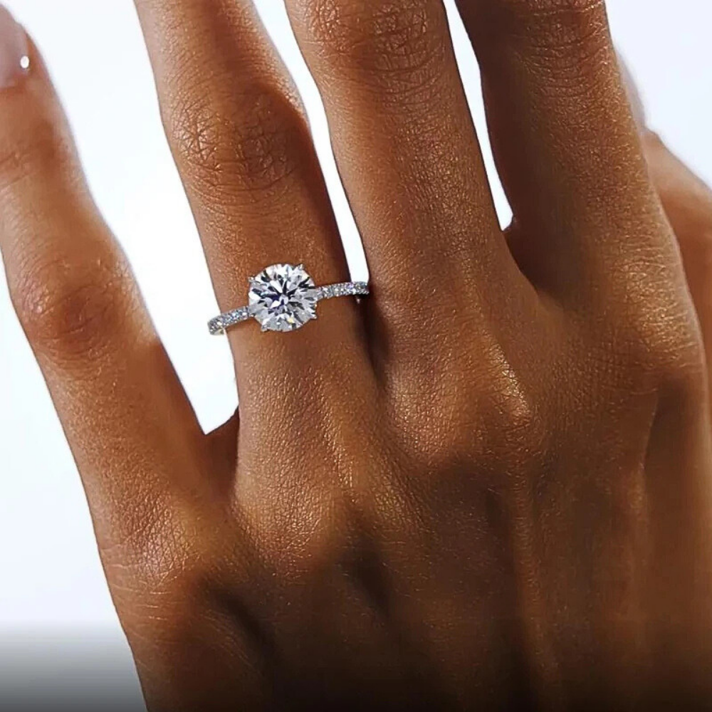 Solitario GlamLuxe con Moissanite 2 Carati: Eleganza Pura in Stile Minimal