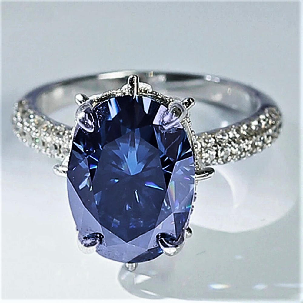 Anello con Moissanite Blu Ovale da 8 Carati: Eleganza Lineare, Profondità Ipnotica