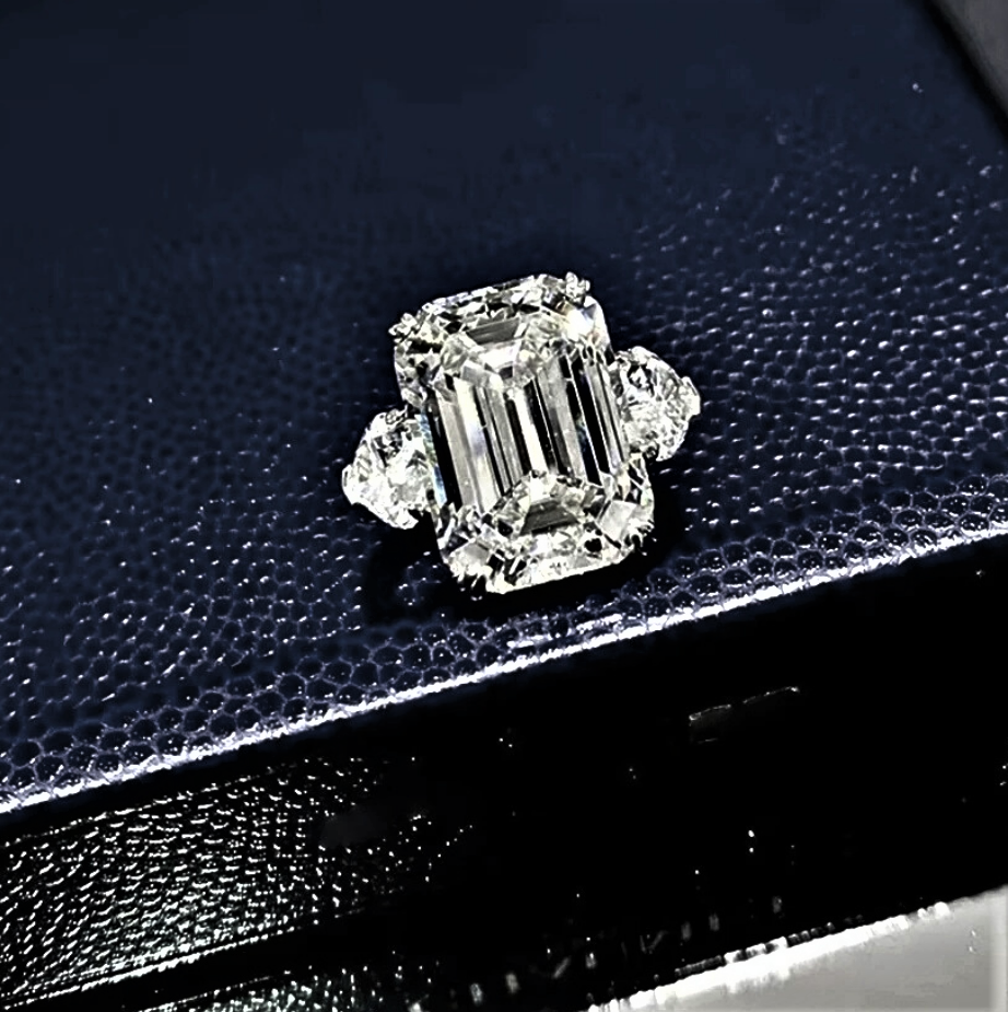 Trilogy con Moissanite Taglio Smeraldo e Cuori Laterali: 13,20 Carati di Emozione Artigianale