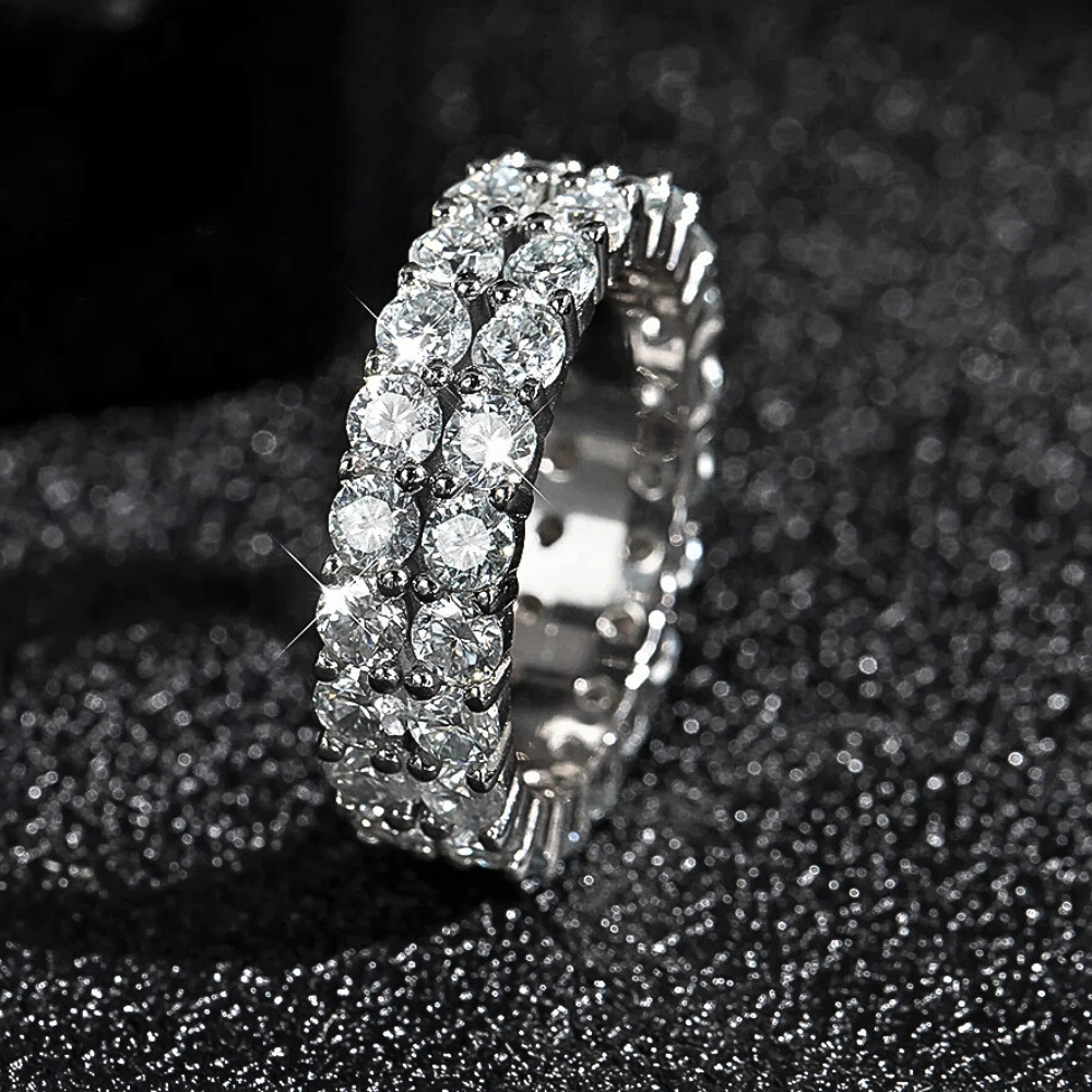 Anello a Fascia con Moissaniti: Eleganza Senza Tempo da 4,5 Carati!