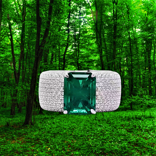 Fascione con Smeraldo e Pavè di Brillanti Sintetici ad Alto Contenuto di Carbonio