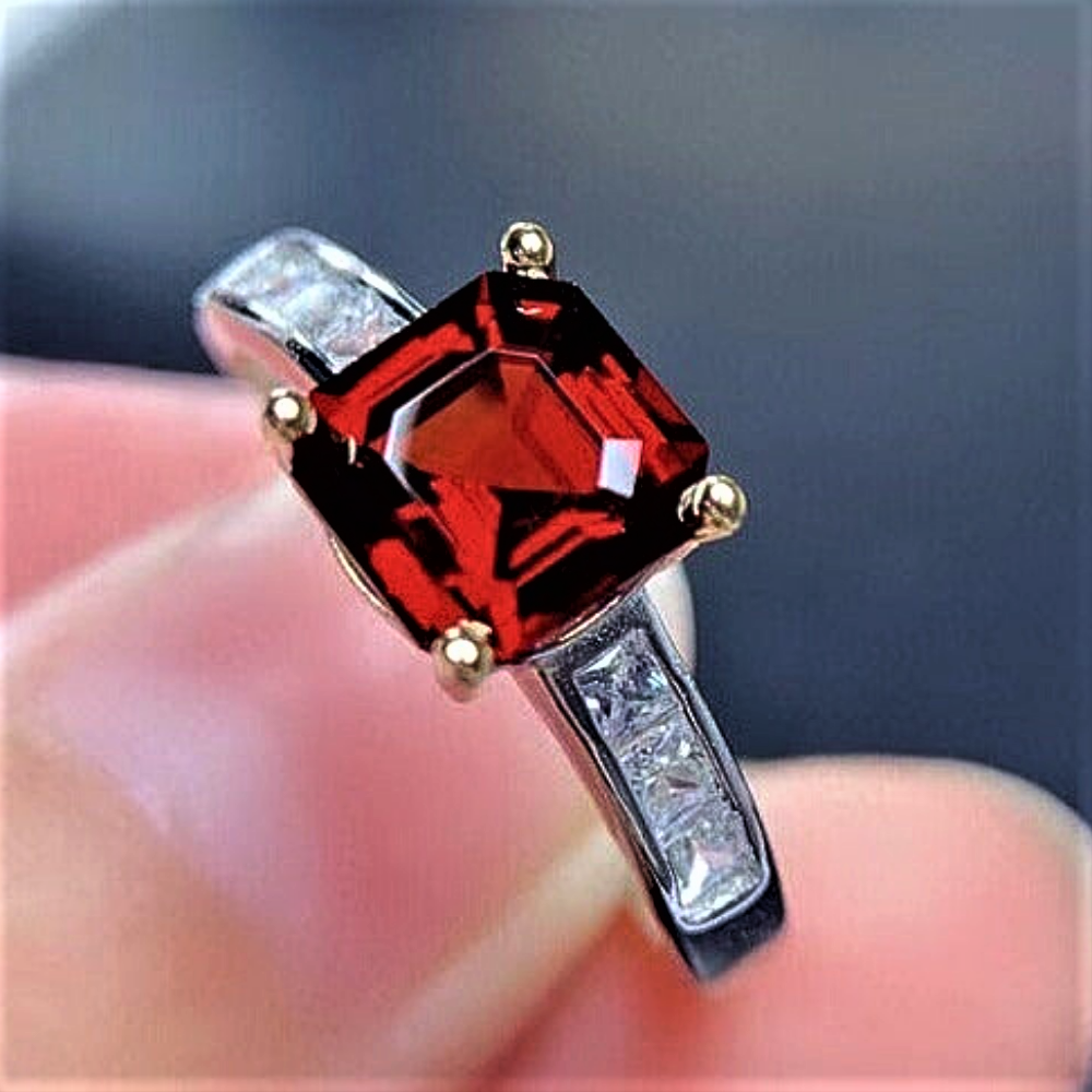 Anillo con Granate Natural de Mozambique