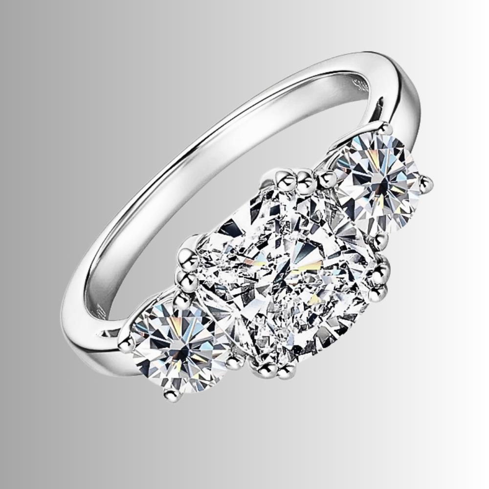Trilogy con Moissanite Taglio Cuscino e due Taglio Brillante per ct 3,50