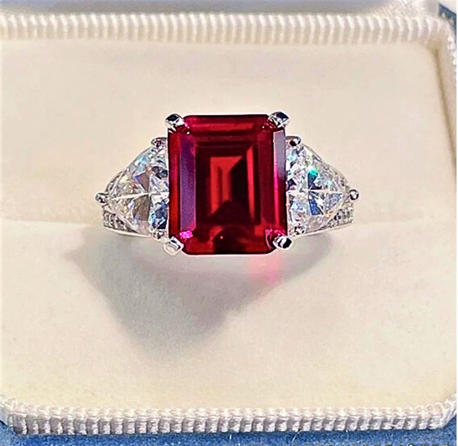 Fascia con Rubino Lab Grown Taglio Smeraldo, Diamanti Taglio Trillion e Brillanti Coltivati