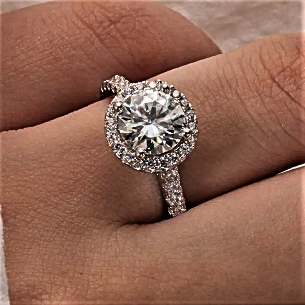 Anello "Corona di Luce" con Moissaniti: Un’Eleganza Senza Tempo