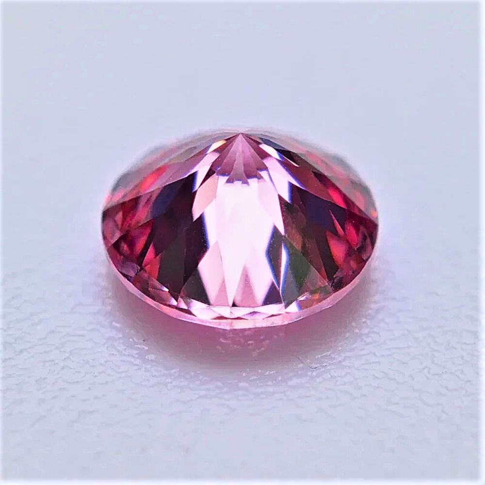 Moissanite Rosa Intenso Taglio Brillante con 100 faccette Certificata