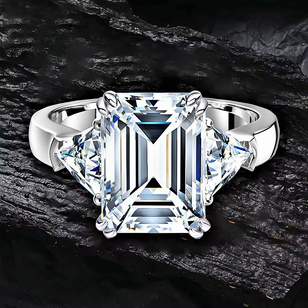 Anello Taglio Smeraldo e Triangoli per 5 Carati – Collezione Moissanite GlamLuxe