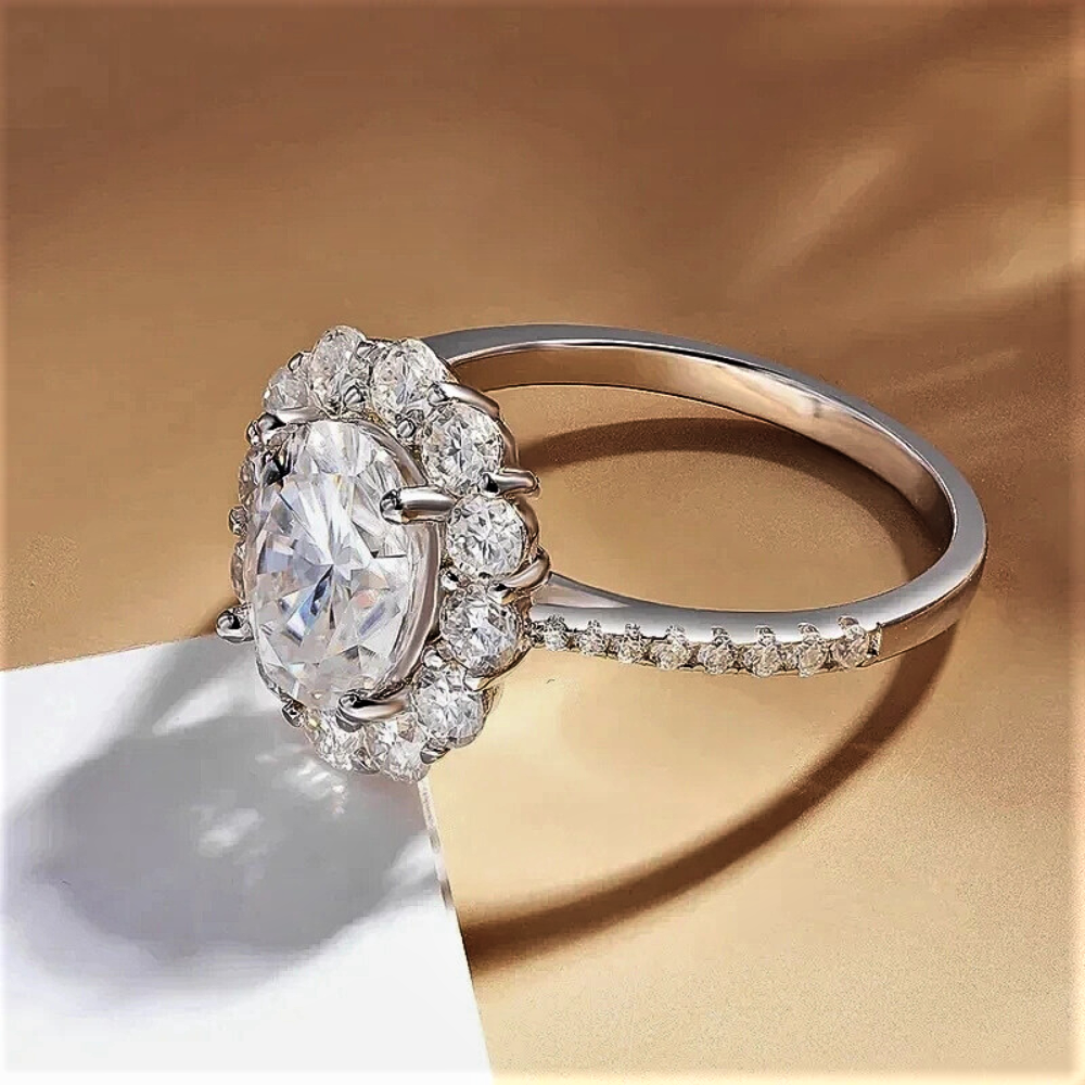 Anello a Fiore con Moissanite Ovale 3ct: Grazia, Luce e Fascino Infinito