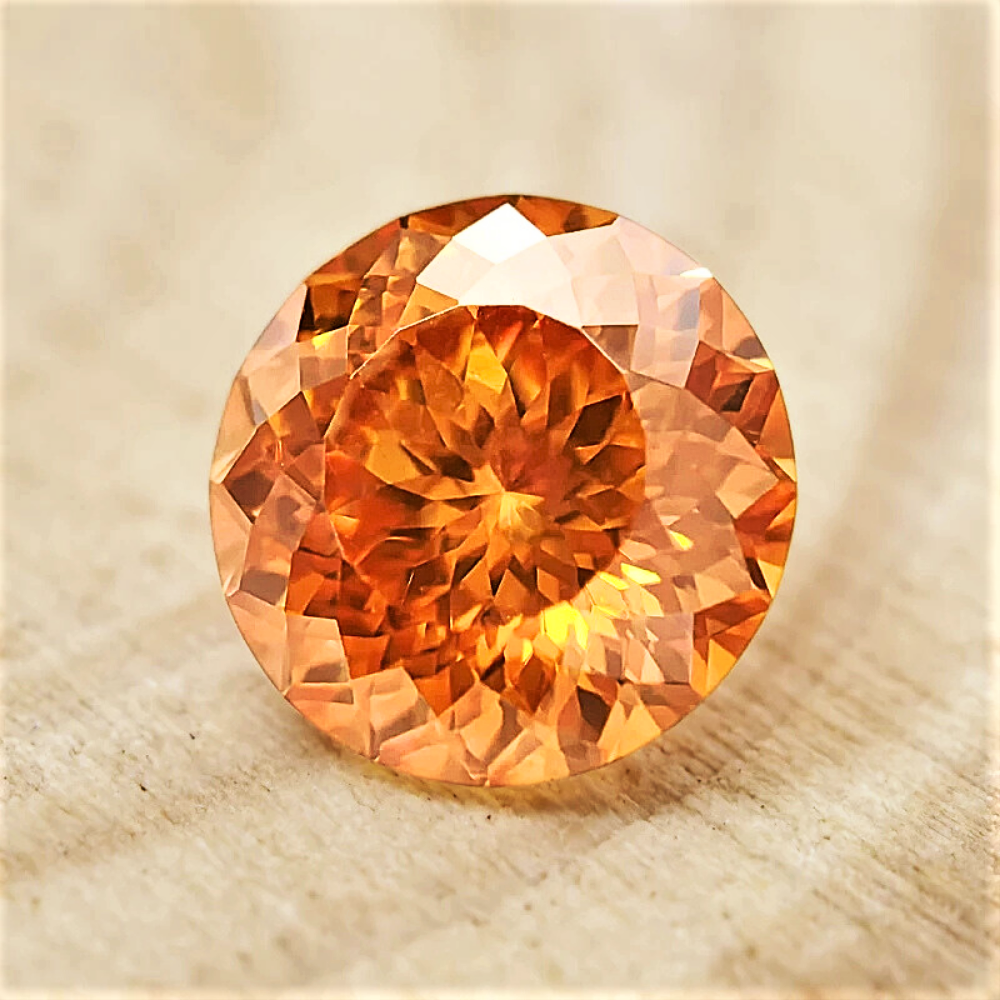 Moissanite Arancio Taglio Brillante con 100 faccette Certificata
