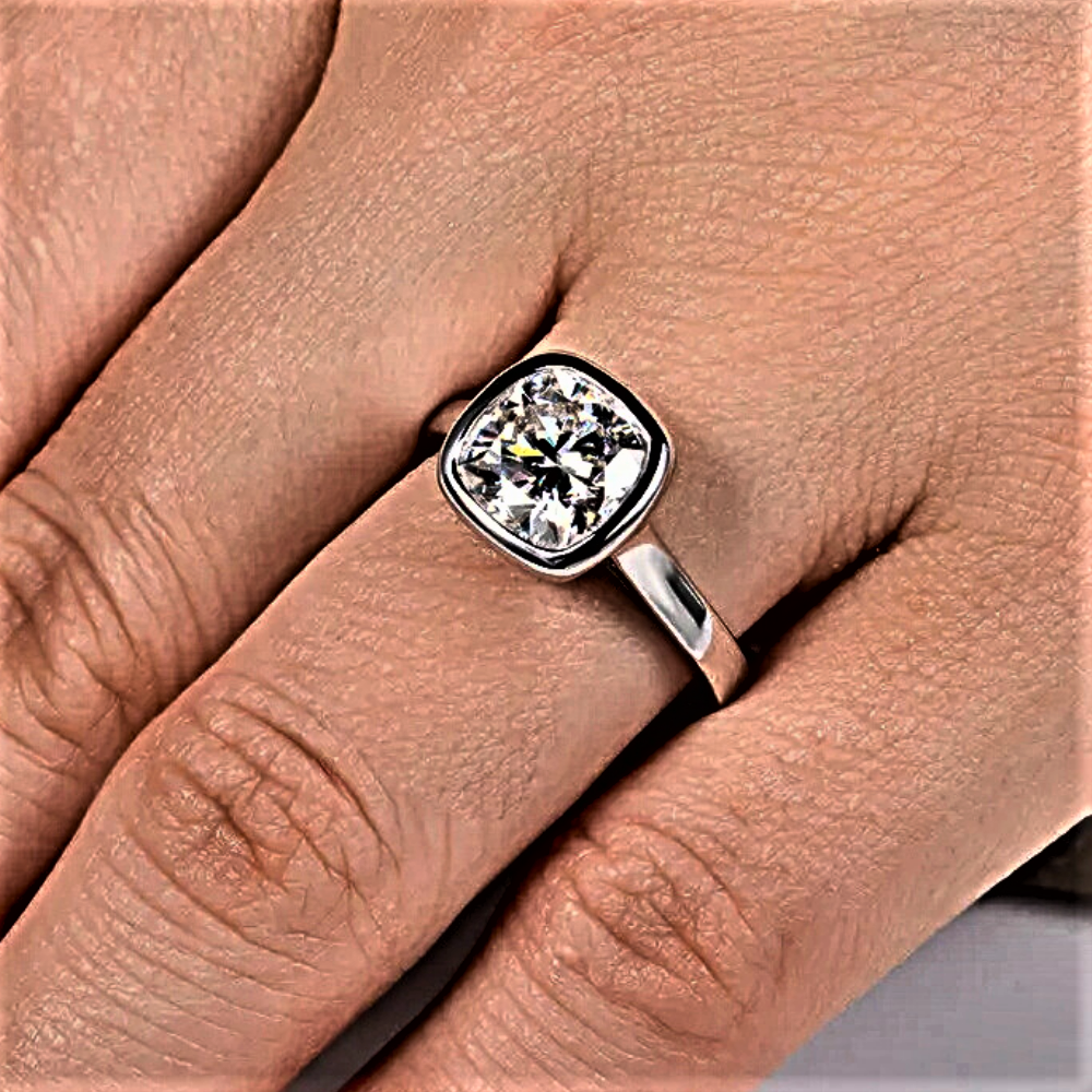 Solitario a Castone con Moissanite Taglio Cuscino da ct. 3,00