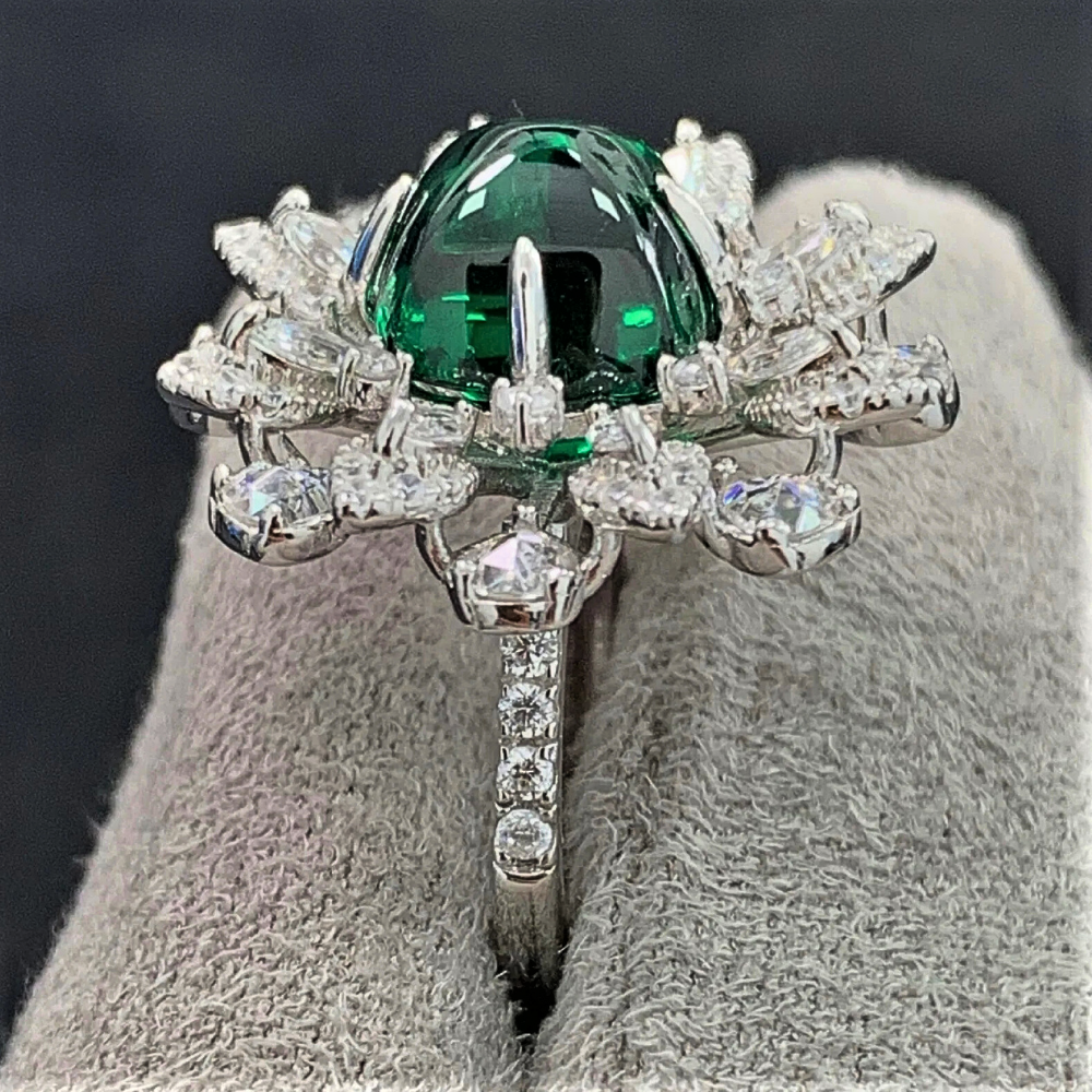 Fascia a Fiore con Smeraldo Taglio Piramide Cabocon e Diamanti Sintetici ad Alto Contenuto di Carbonio