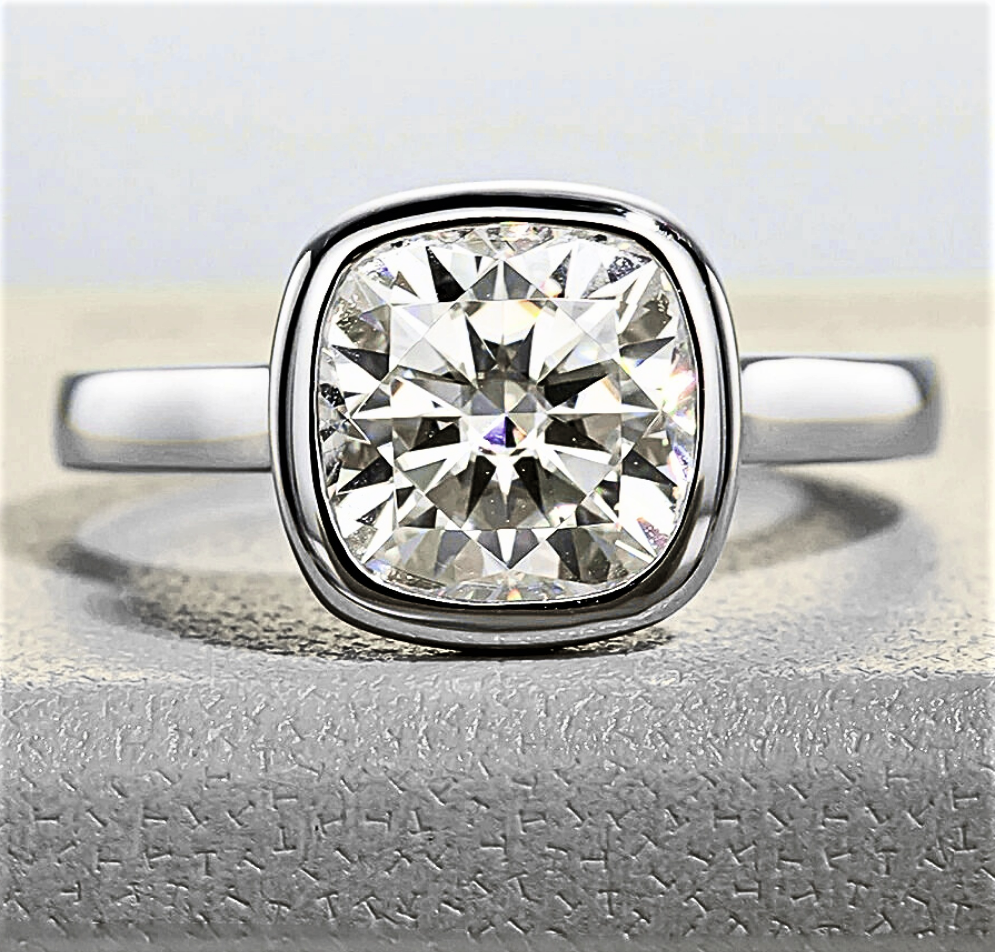 Solitario a Castone con Moissanite Taglio Cuscino da ct. 3,00