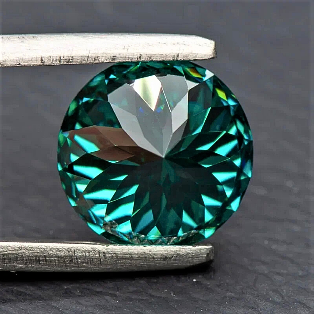 Moissanite Verde Smeraldo Taglio Brillante con 100 Faccette Certificata