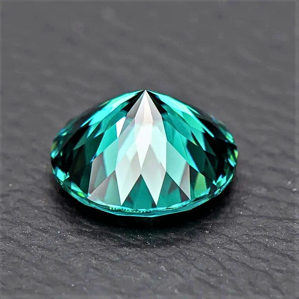Moissanite Verde Smeraldo Taglio Brillante con 100 Faccette Certificata