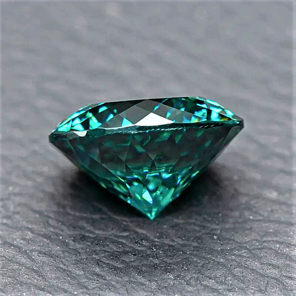 Moissanite Verde Smeraldo Taglio Brillante con 100 Faccette Certificata