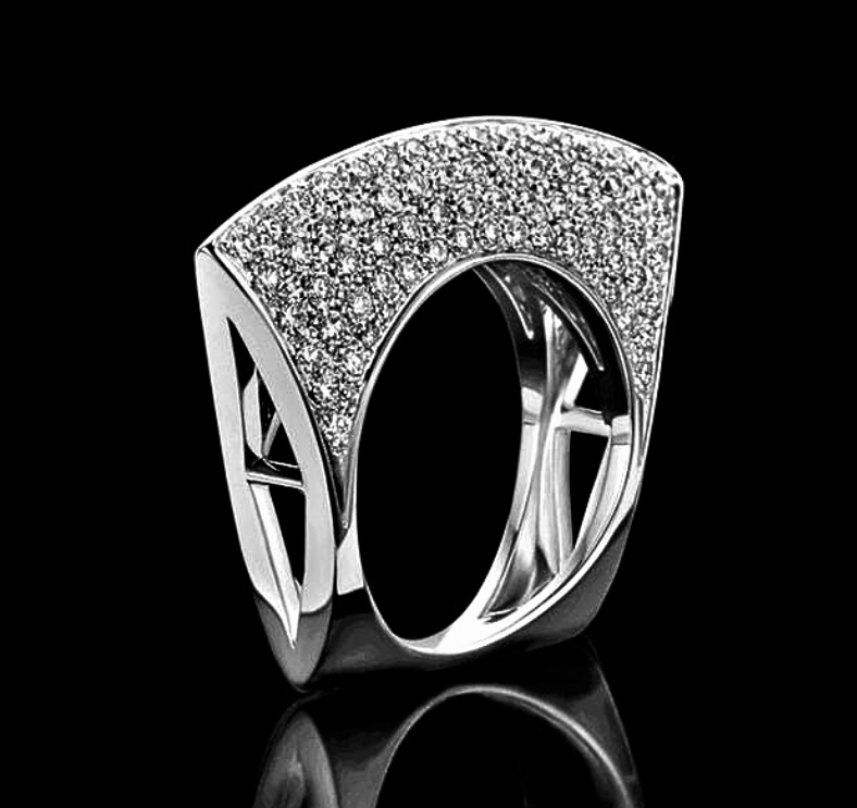 El anillo "Geometrías de luz" realza tu encanto