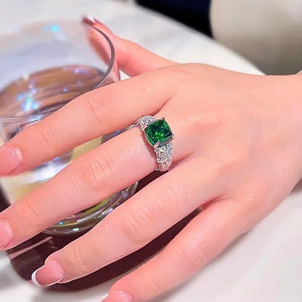 Fascetta con Smeraldo Cabocon Piramidale per ct 6,00 e Brillanti Lab Grown