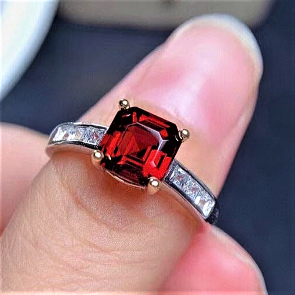Anillo con Granate Natural de Mozambique