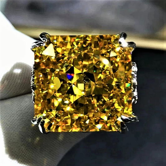 Fascione con Zaffiro Giallo Intenso in Moissanite Taglio Radiant da 20 Carati