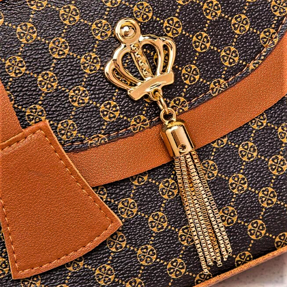 Bolso con Color en Contraste y Borlas Elegancia y Diseño Único