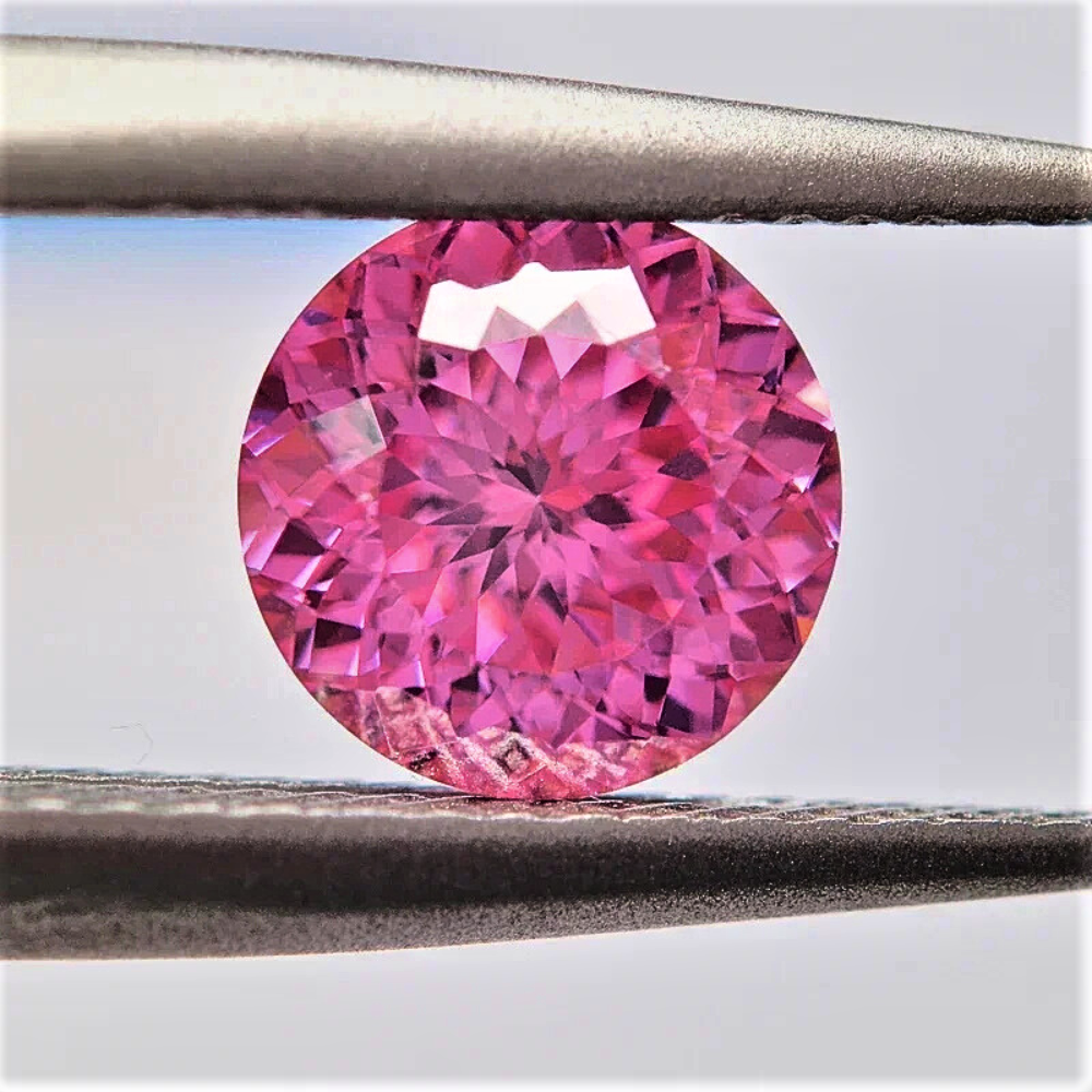 Moissanite Rosa Intenso Taglio Brillante con 100 faccette Certificata