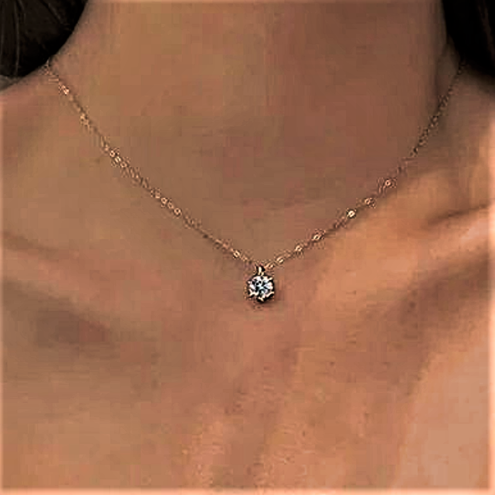 Collar “Punto Luce”: Sencillez refinada desde las estrellas