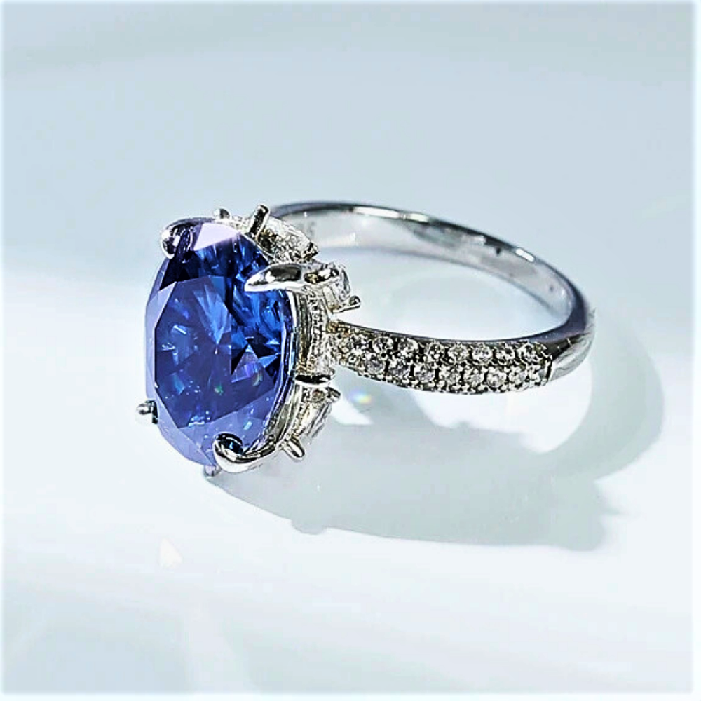Anello con Moissanite Blu Ovale da 8 Carati: Eleganza Lineare, Profondità Ipnotica