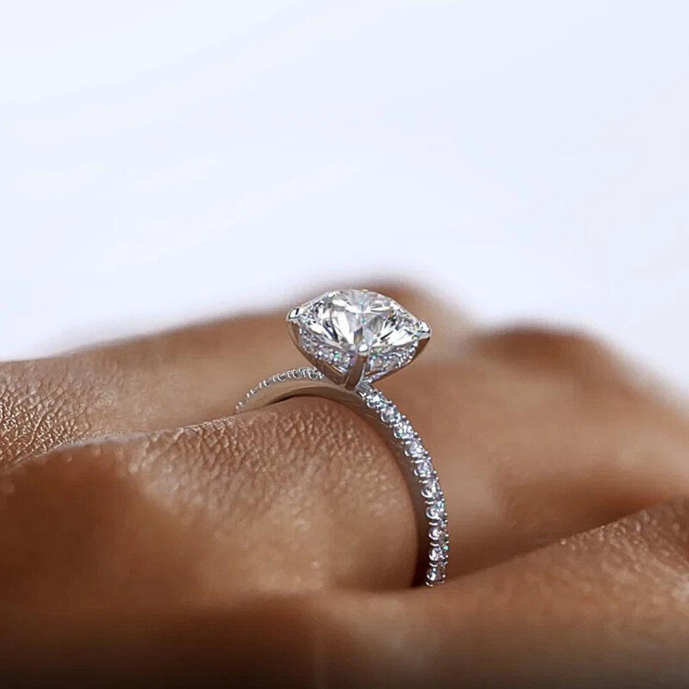 Solitario GlamLuxe con Moissanite 2 Carati: Eleganza Pura in Stile Minimal