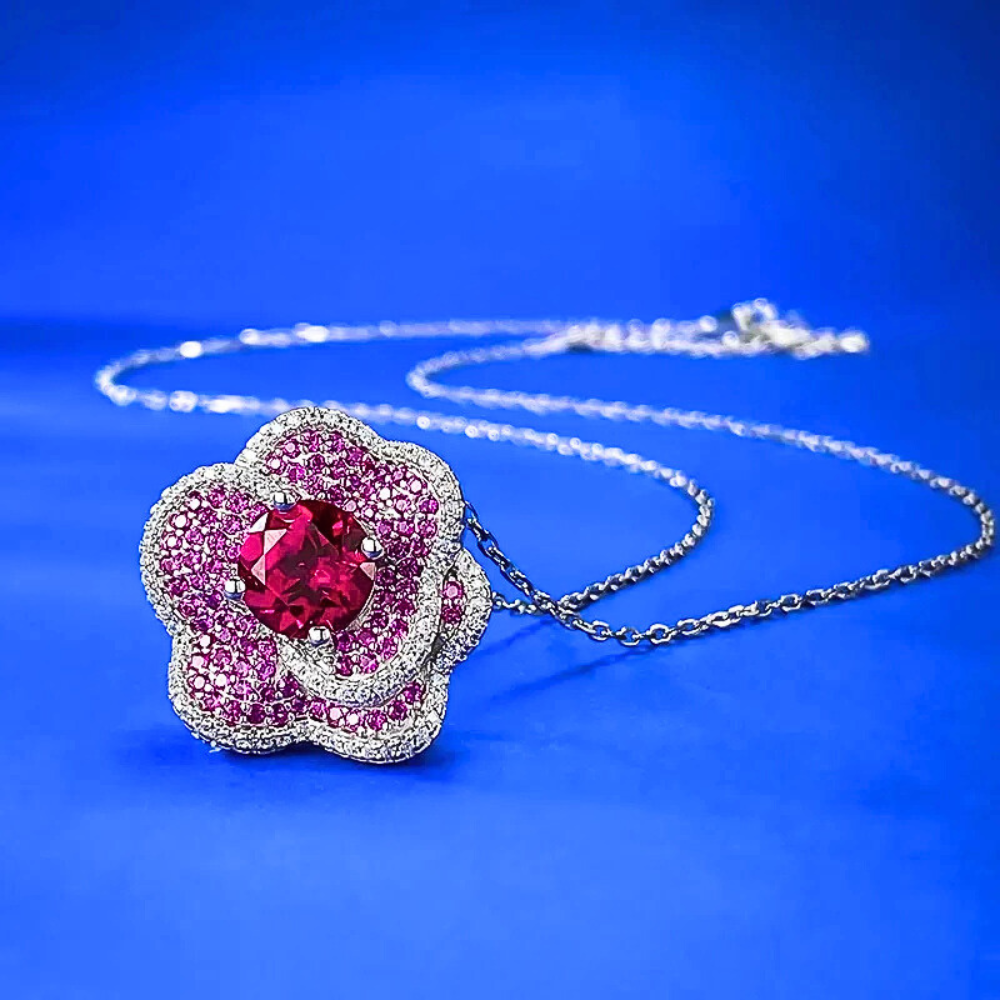 Collana Floreale con Rubino Lab Grown e Petali Multistrato di Zaffiri Rosa
