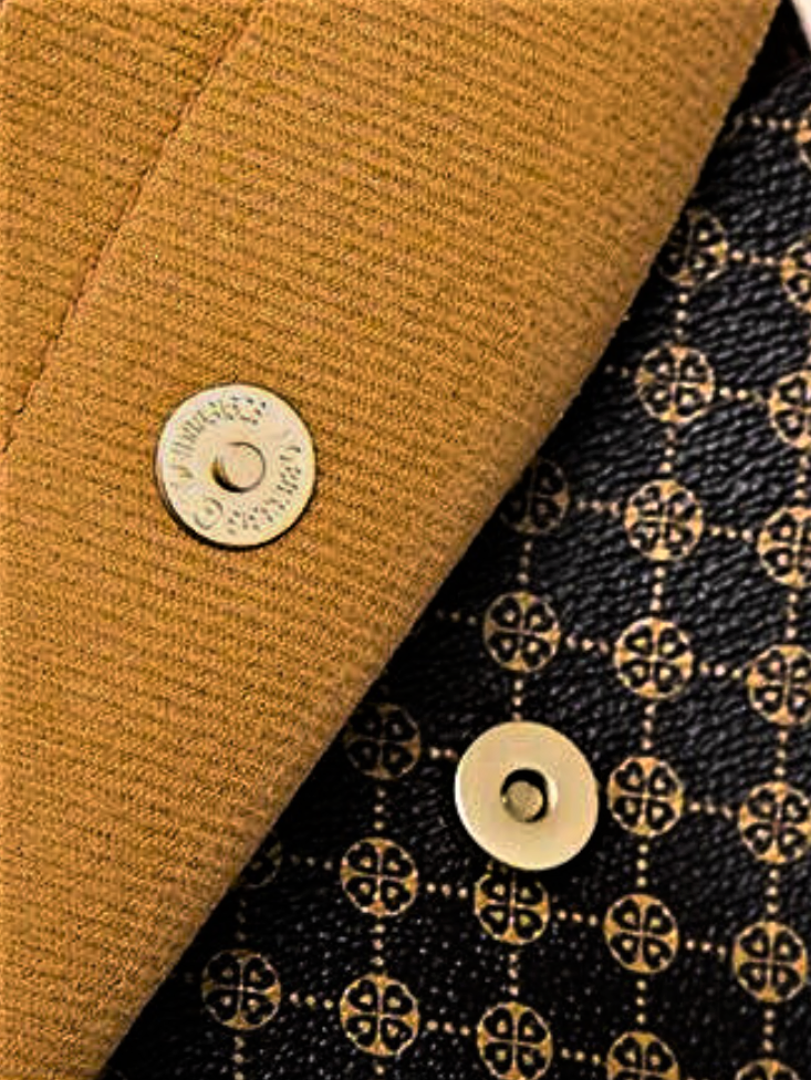 Bolso con Color en Contraste y Borlas Elegancia y Diseño Único