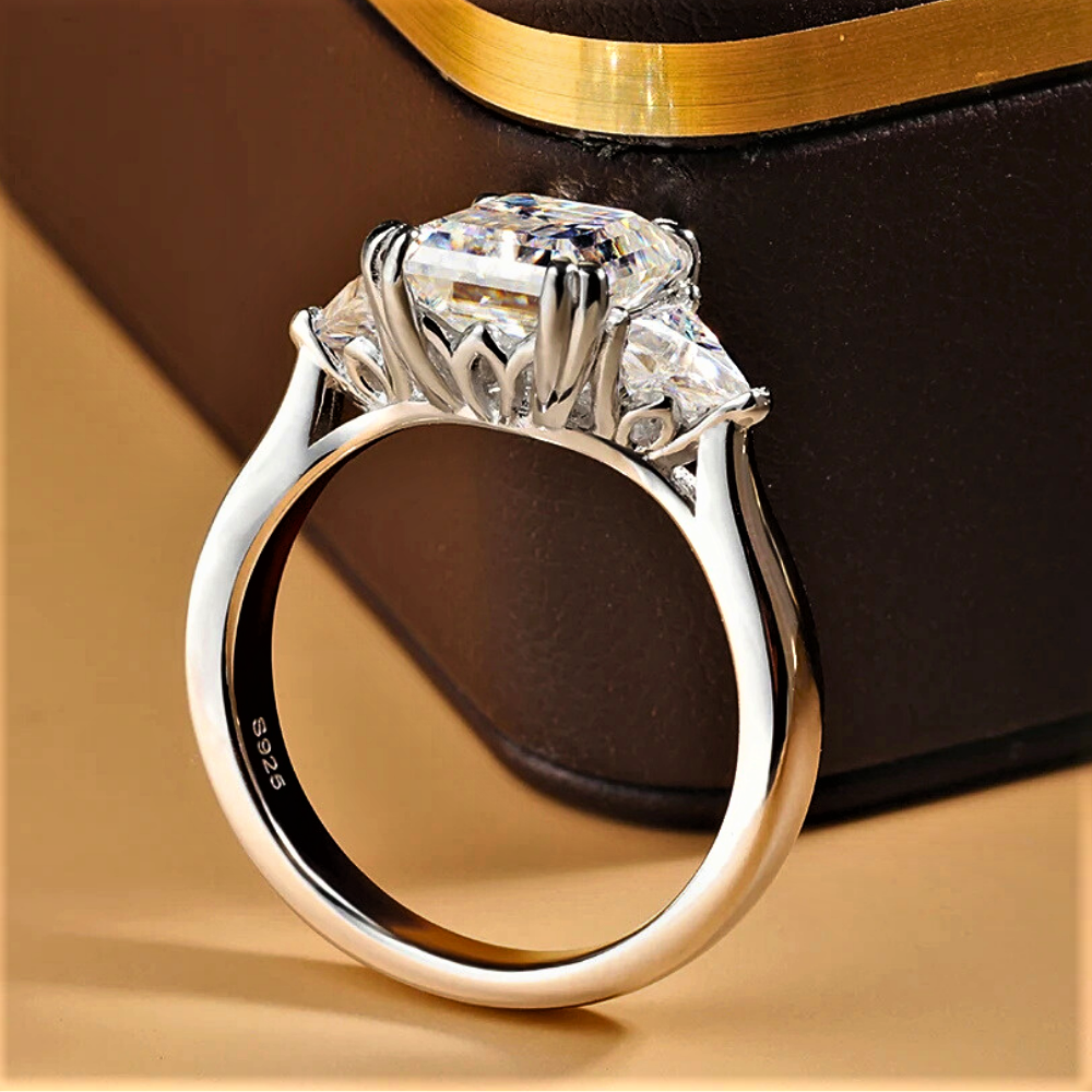 Anello Taglio Smeraldo e Triangoli per 5 Carati – Collezione Moissanite GlamLuxe