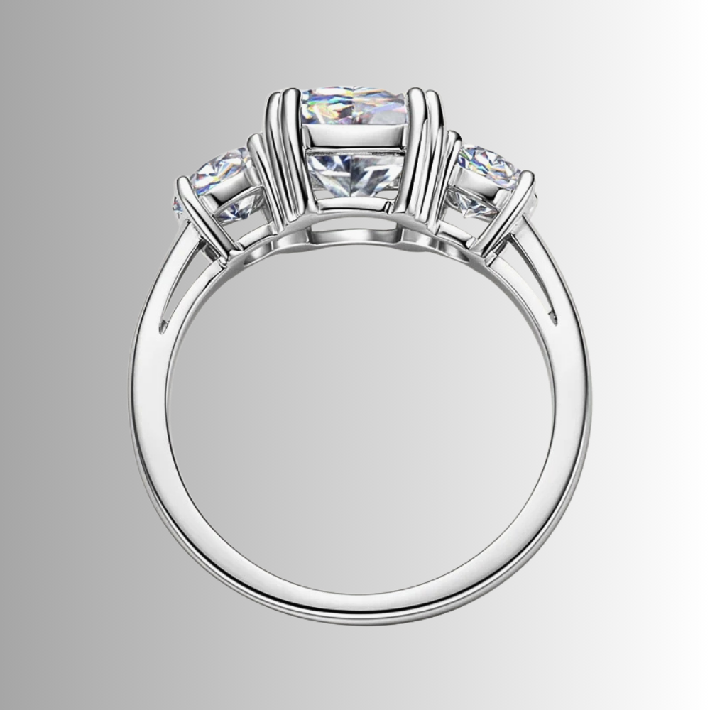 Trilogy con Moissanite Taglio Cuscino e due Taglio Brillante per ct 3,50