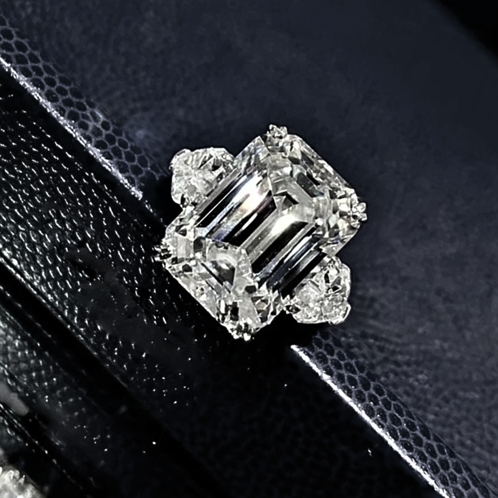 Trilogy con Moissanite Taglio Smeraldo e Cuori Laterali: 13,20 Carati di Emozione Artigianale