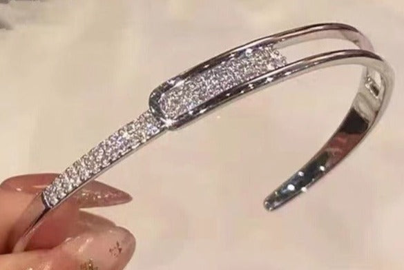 Bracciale "Fibbia Illuminata": Eleganza alla Stato Puro